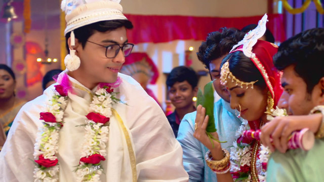 Anurager Chhowa - Watch Episode 35 - Deepa, Surjyo Get Married on Disney+  Hotstar