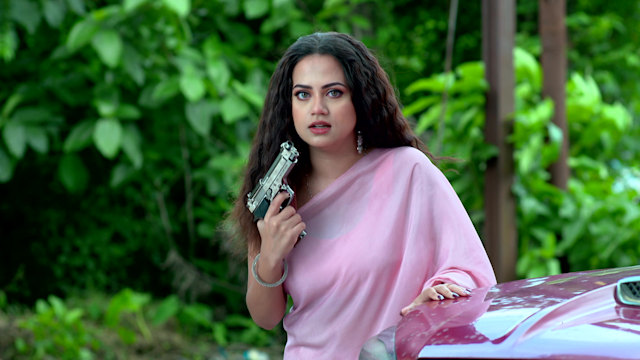 Anurager Chhowa - Watch Episode 403 - Will Mishka Kill Deepa? on Disney+ Hotstar