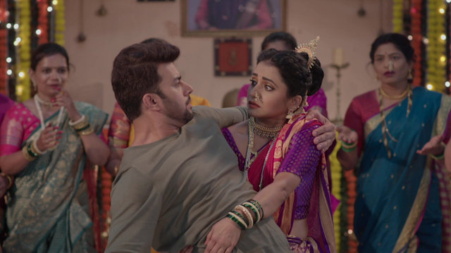 Tharala Tar Mag - Watch Episode 243 - Sayali Saves Arjun on Disney+ Hotstar