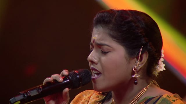 roshini-sings-onnaam-padi-eduthu-hotstar