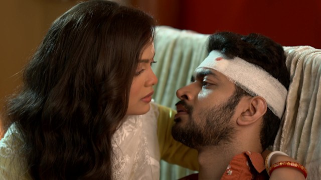 Love Biye Aajkal - Watch Episode 34 - Shraban Takes Care of Om on Disney+  Hotstar
