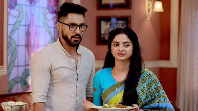 Gaatchora - Watch Episode 226 - Khori Catches Riddhiman on Disney+ Hotstar