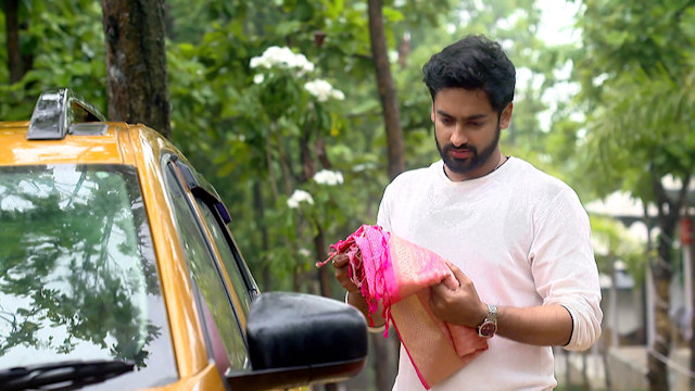 Madhabilata - Watch Episode 6 - Shobuj Decides to Gift Madhabi on Disney+  Hotstar