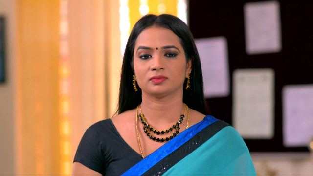 Kudumbavilakku - Watch Episode 292 - Vedhika Decides to Resign on ...