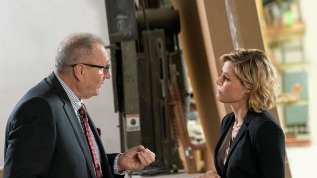 Watch Modern Family Season 10 Episode 13 on Disney+ Hotstar Premium