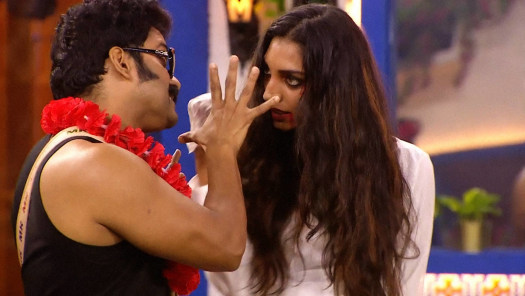 Wi1ouq26hqydim For the first season, a splendid home had… https www hotstar com in tv bigg boss 17932