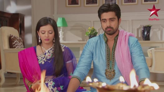 Watch Iss Pyar Ko Kya Naam Doon Ek Baar Phir Season 2 Full Episodes On Disney Hotstar Zengin bir iş adamı olan arnav, olaylarından birini sabote ettiğini düşündükten sonra khushi'nin itibarını mahvetmeye karar verir. iss pyar ko kya naam doon ek baar phir