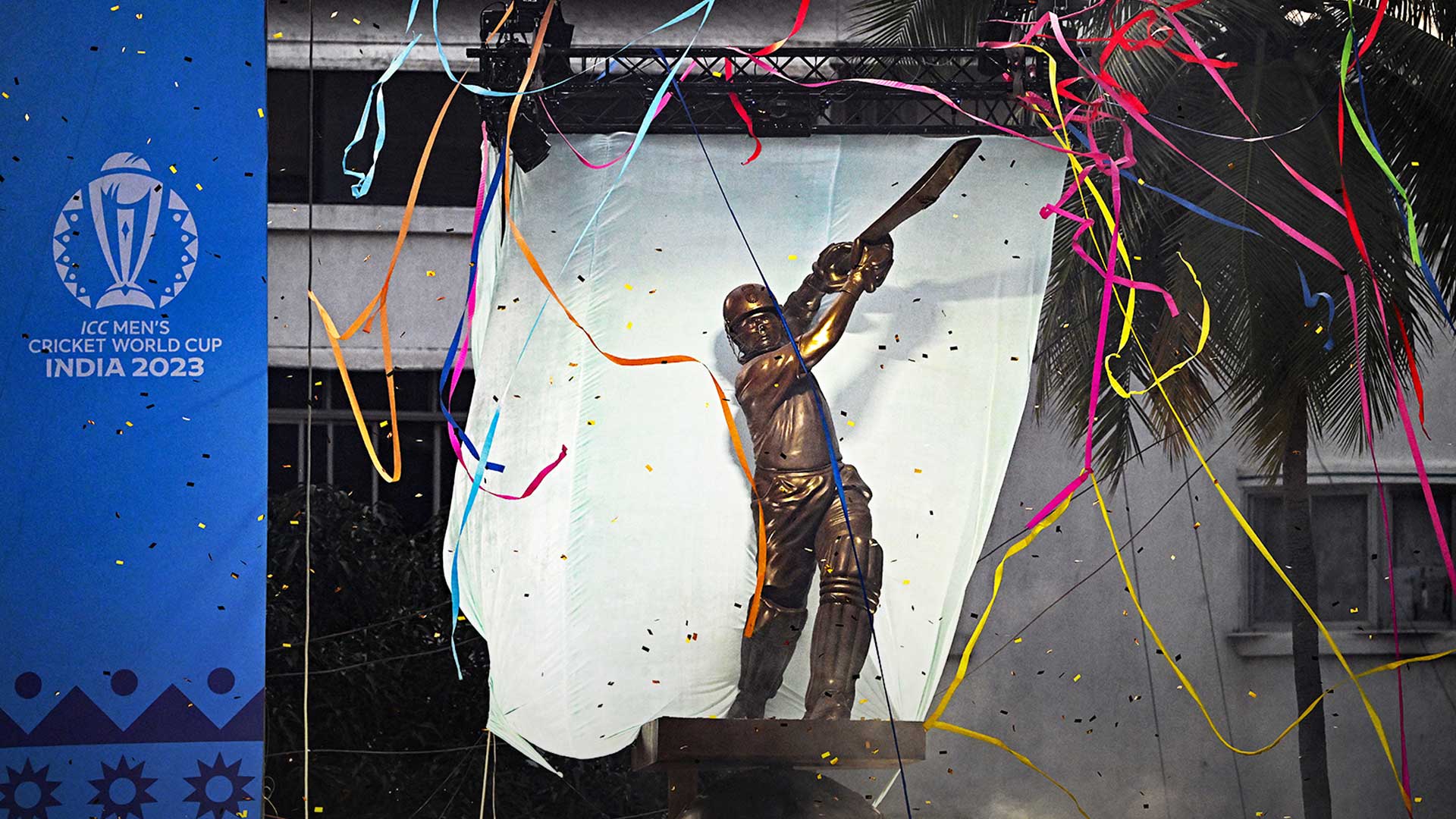 Sachin Unveils His Statue at Wankhede