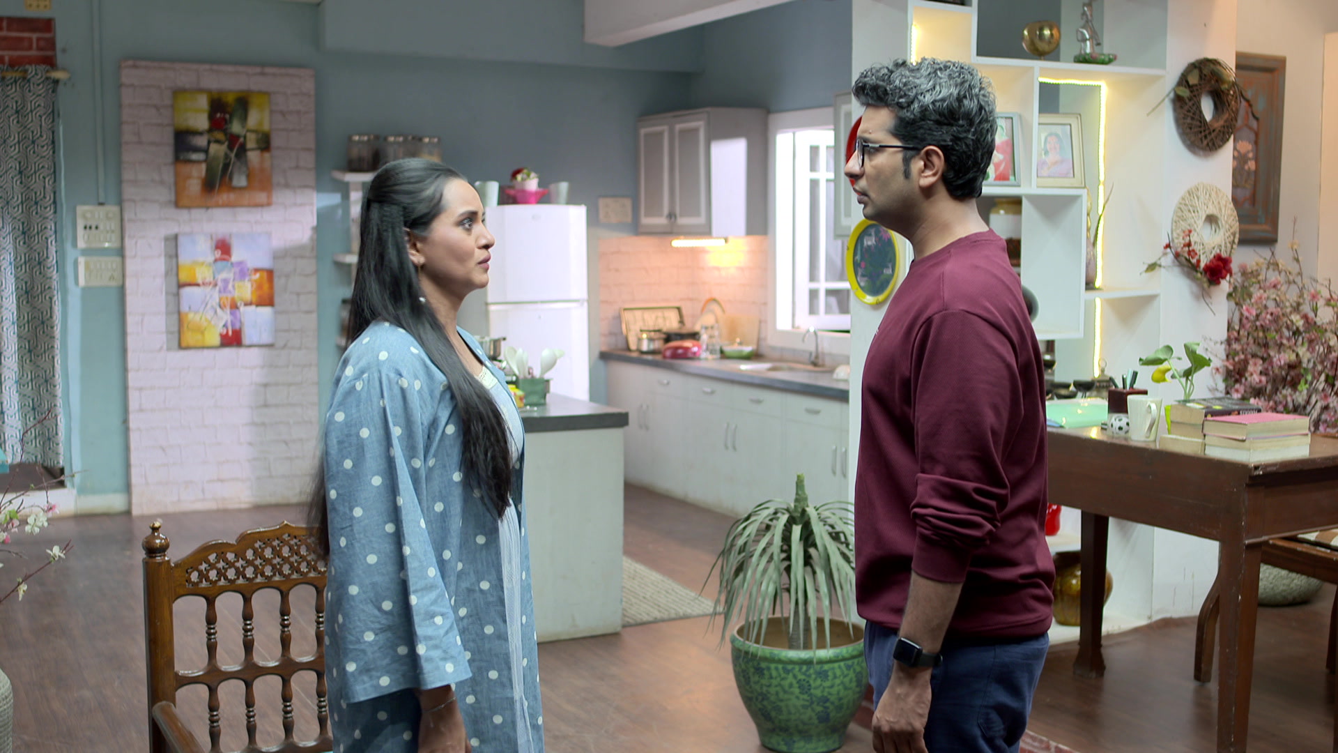 watch-aai-kuthe-kaay-karte-s1-episode-1012-on-jiohotstar