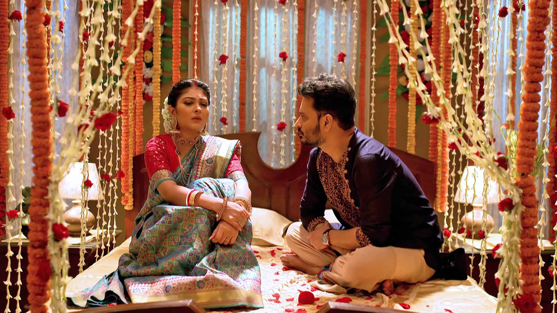 Watch Desher Mati S1 Episode 211 on JioHotstar