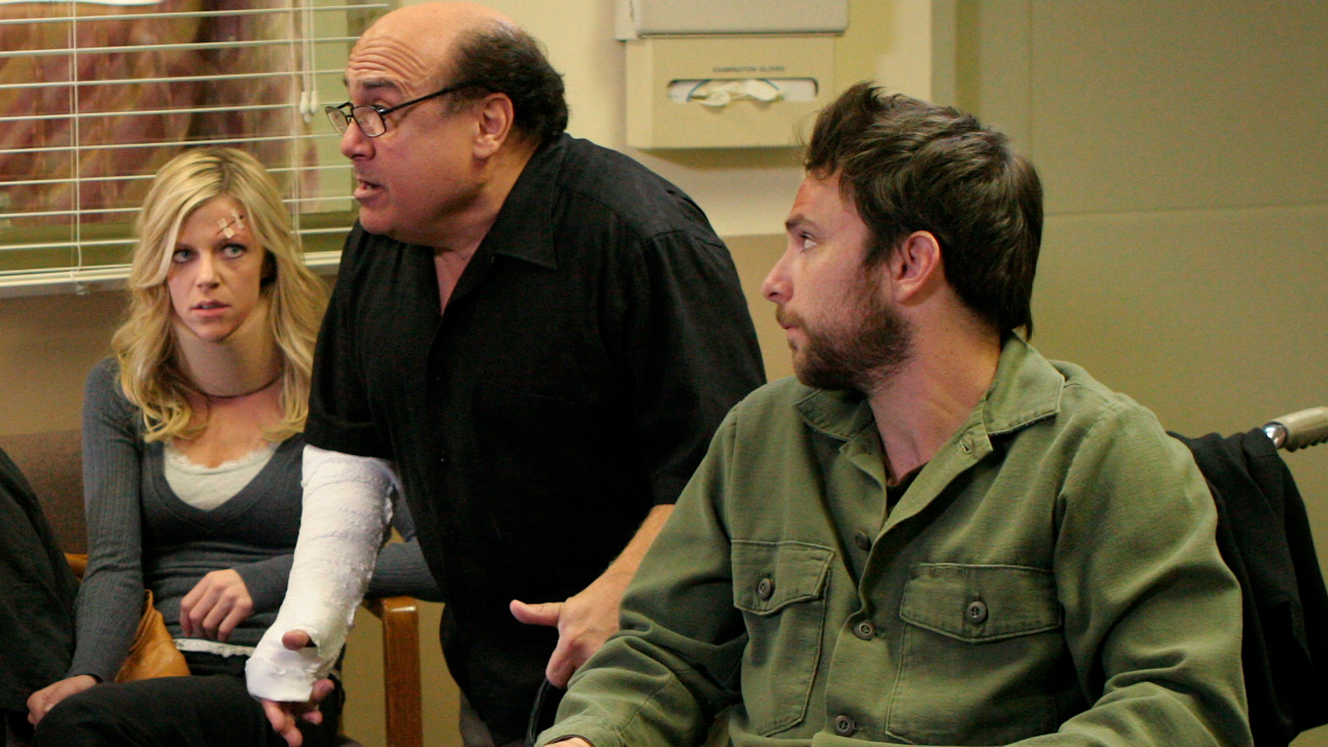 watch-it-s-always-sunny-in-philadelphia-s2-episode-1-on-disney-south