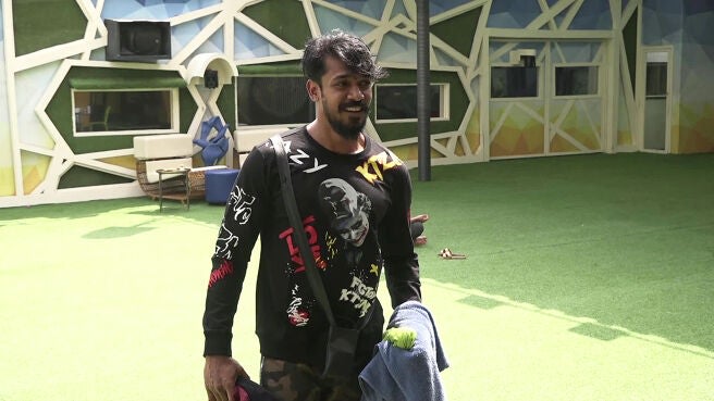 Rajeev compared to retired teacher! - JioHotstar