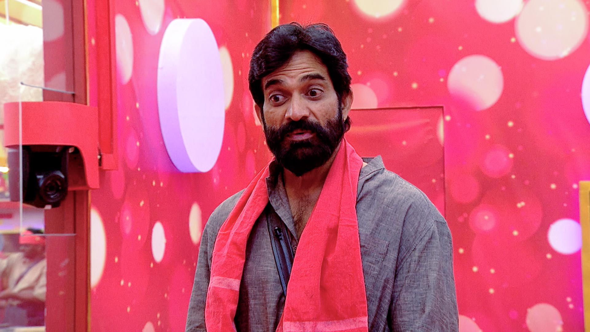 Praja Entertains the Royals - JioHotstar