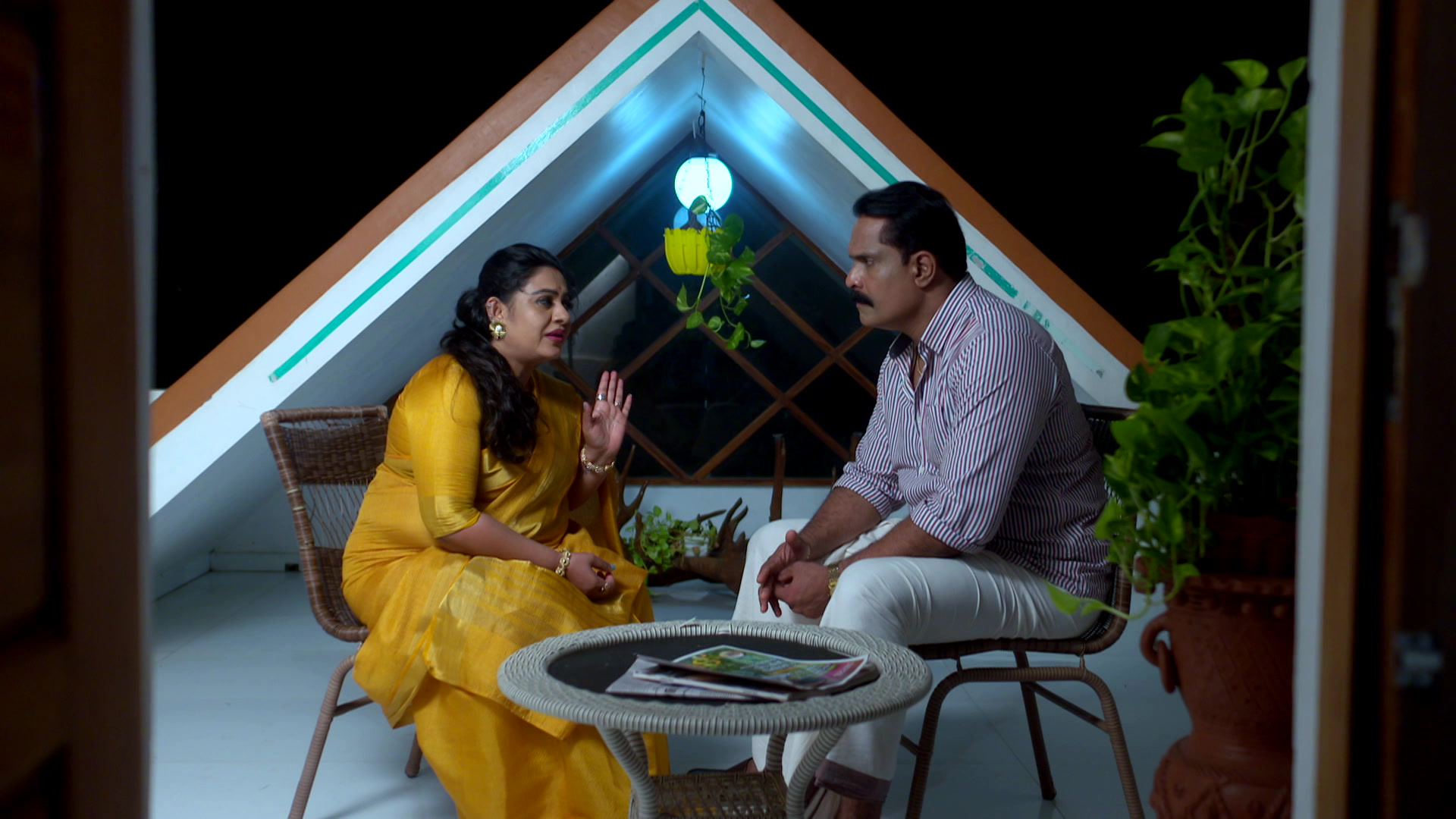 Watch Shari, Rahul Persuade Roopa Online