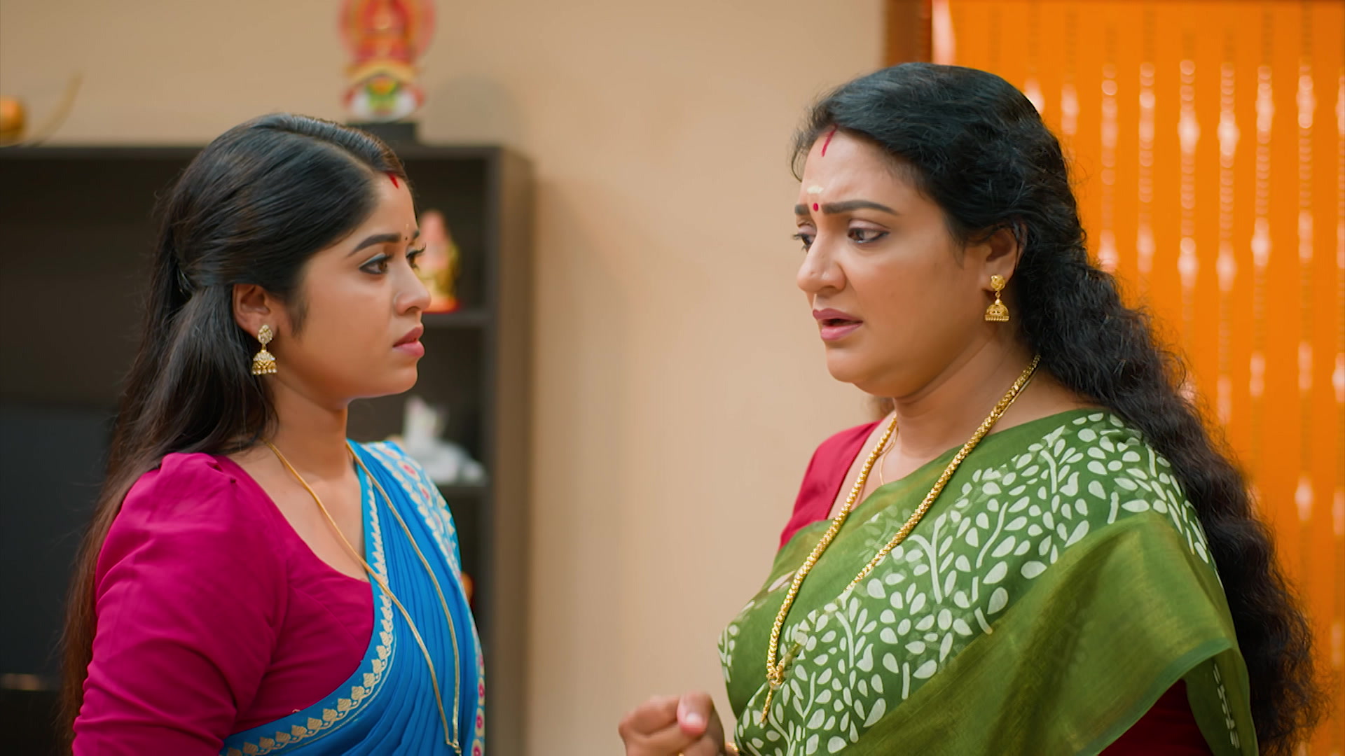 Gomathi Confides in Meenakshi