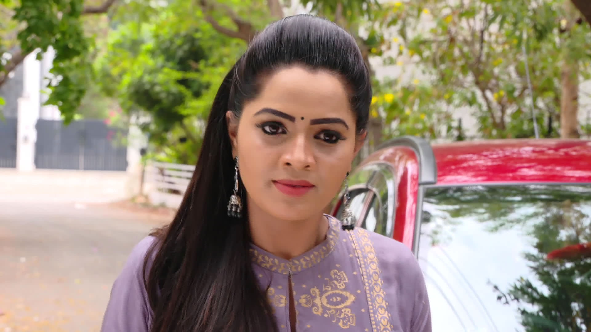 Watch Mounitha, Deepa's Face-off Online