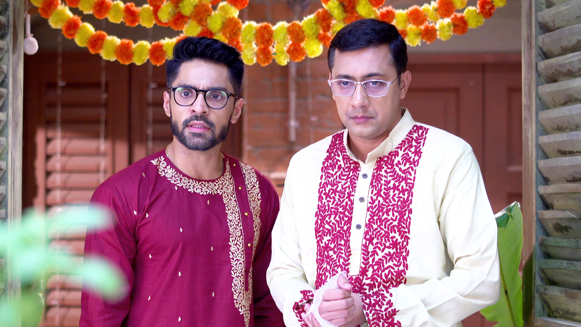 Watch Gaatchora S1 Episode 296 on JioHotstar