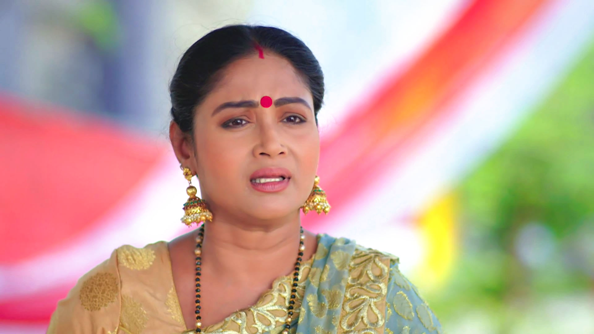 Shantanu, Sujoy Seek Gayatri's Help