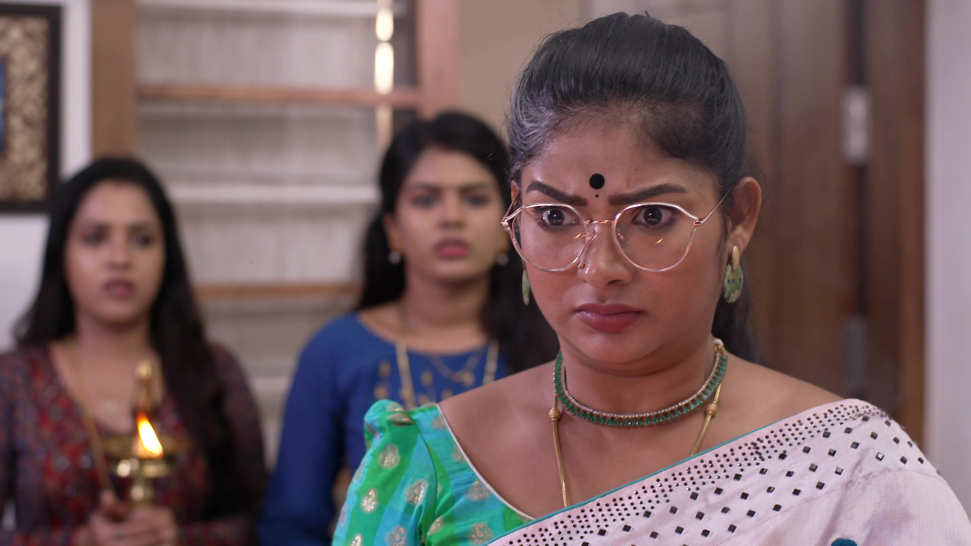 Geethu's Return Terrifies Radhika