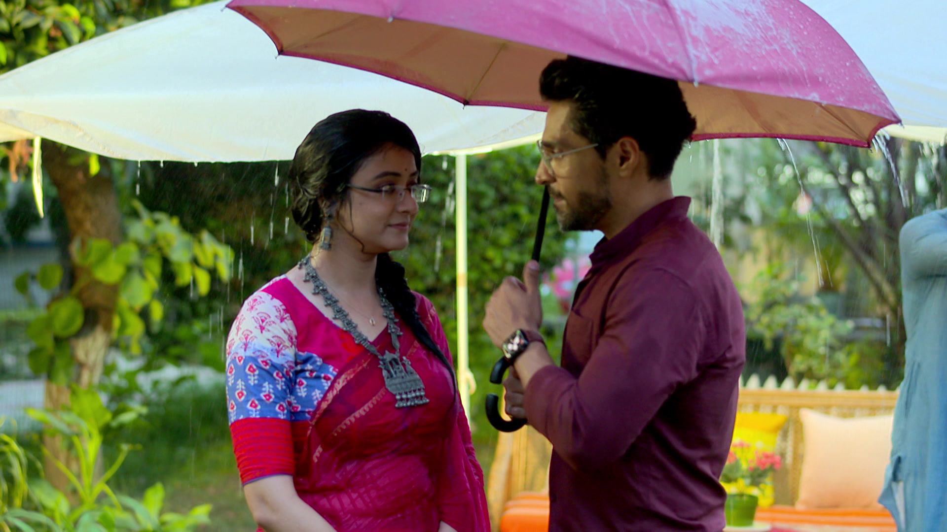 Watch Gaatchora S1 Episode 572 on JioHotstar