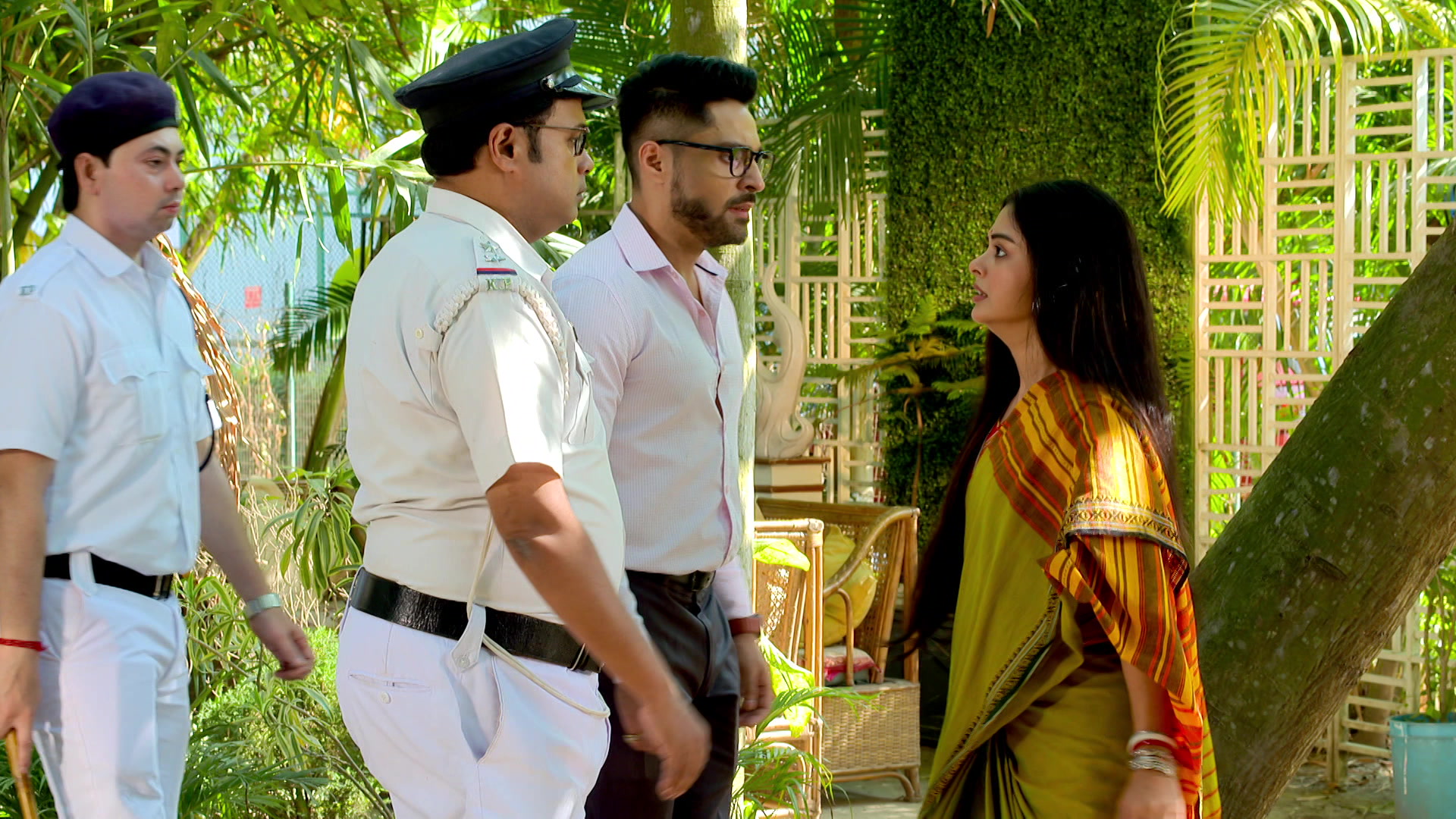 Watch Gaatchora S1 Episode 318 on JioHotstar