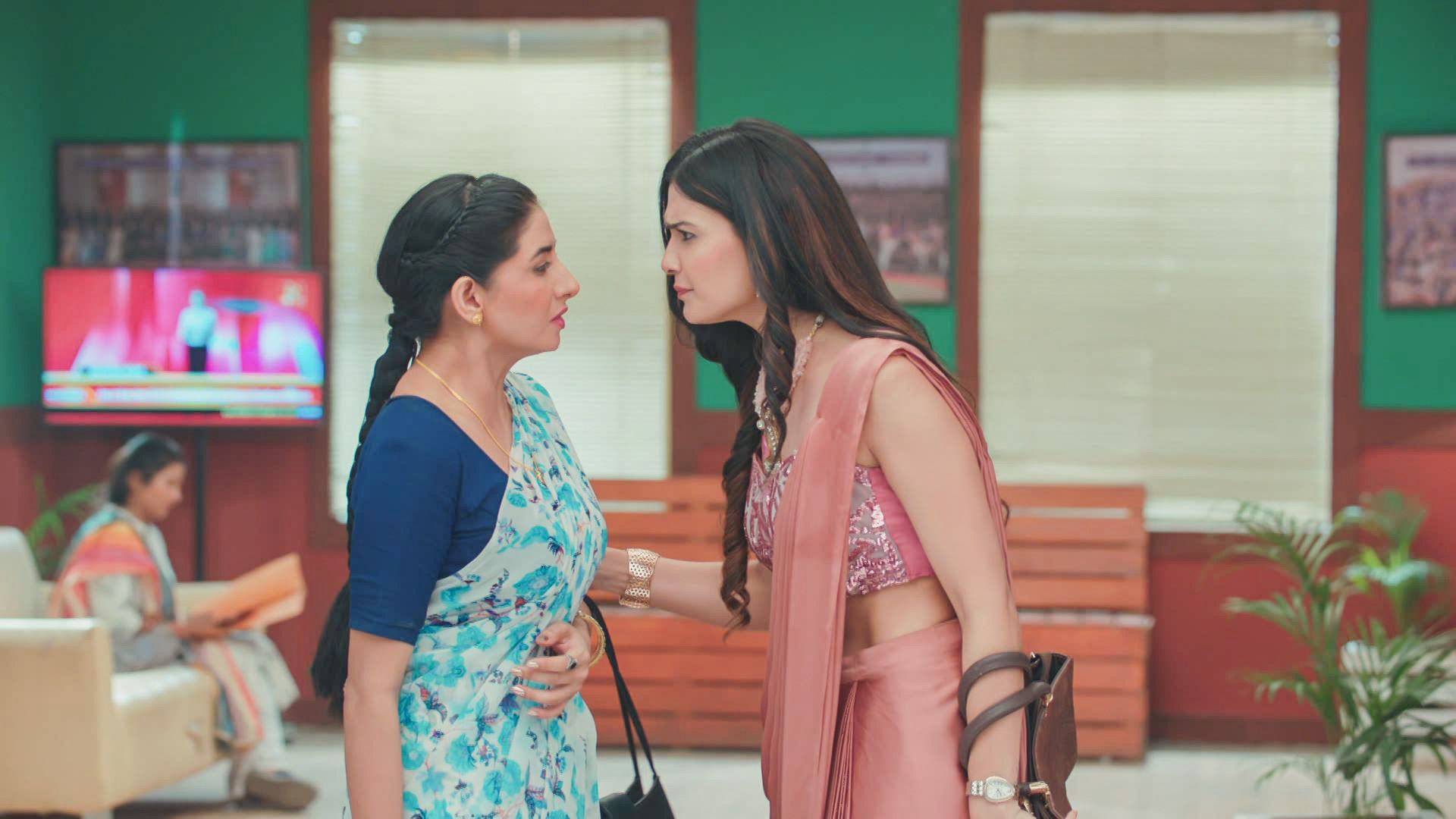 Mahima Threatens Mahira