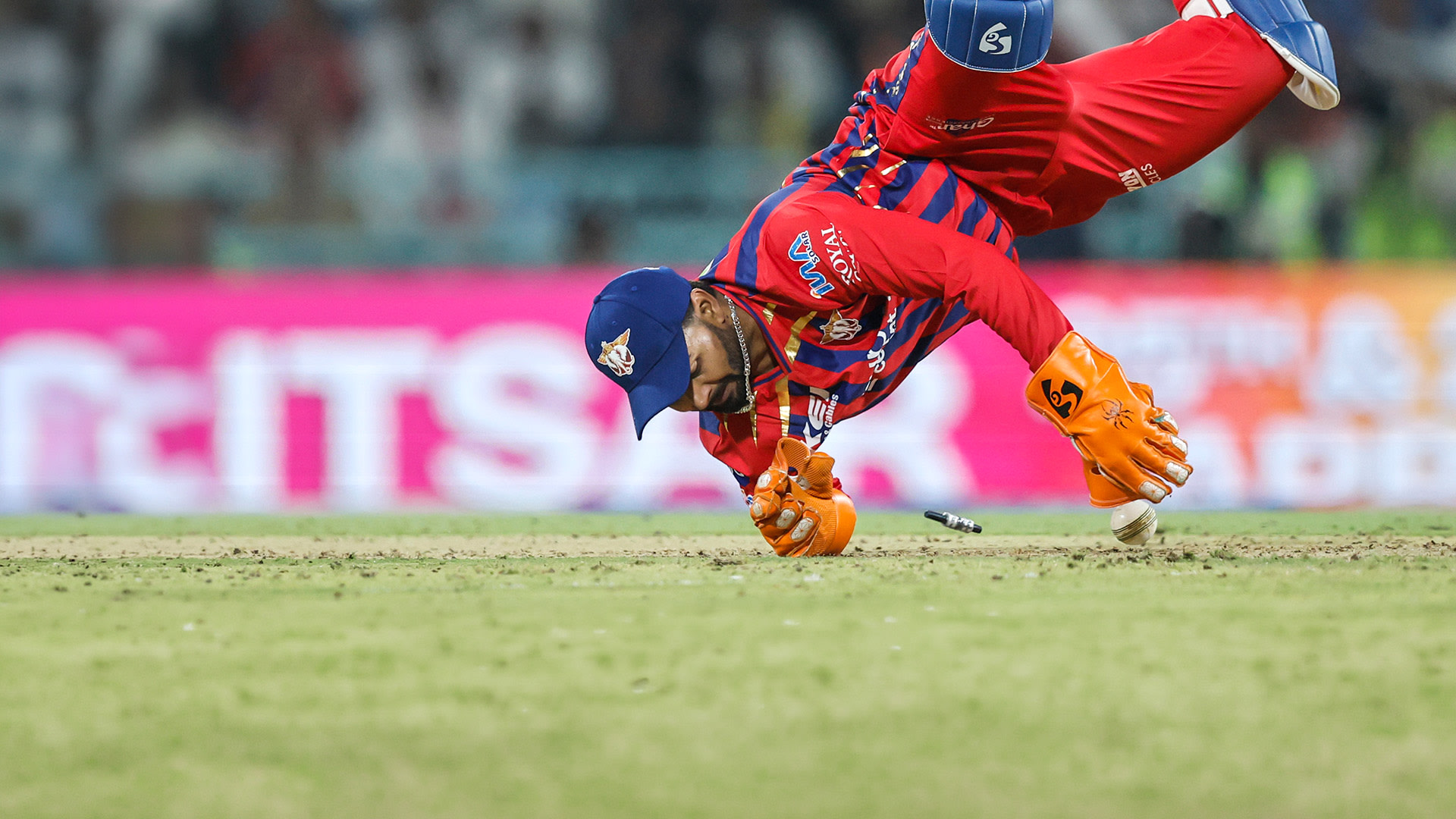 Taken! Pant's Magic Behind Stumps