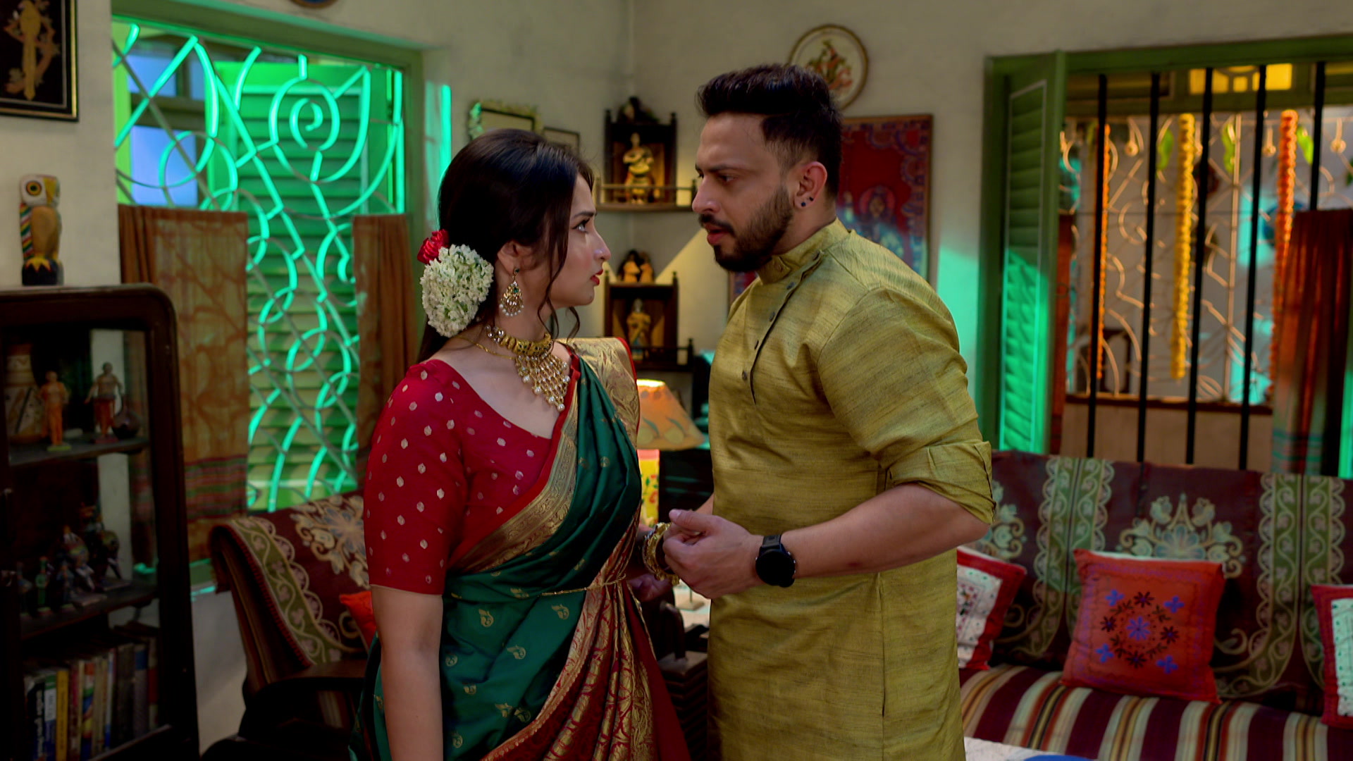 Watch Gaatchora S1 Episode 298 on JioHotstar