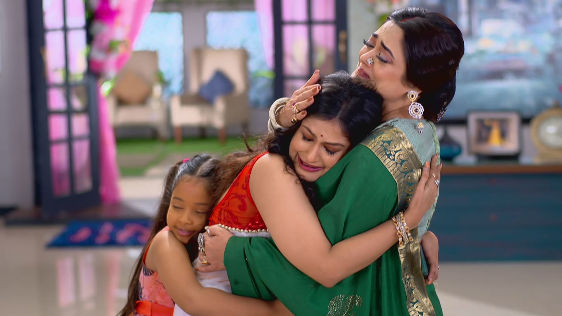 Labonyo Embraces Megha, Palak!