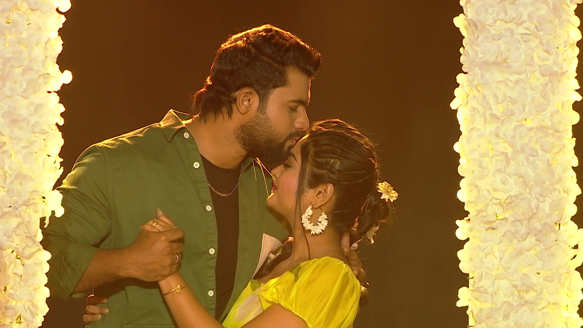 Stream start music aaradhyam paadum Online Watcho