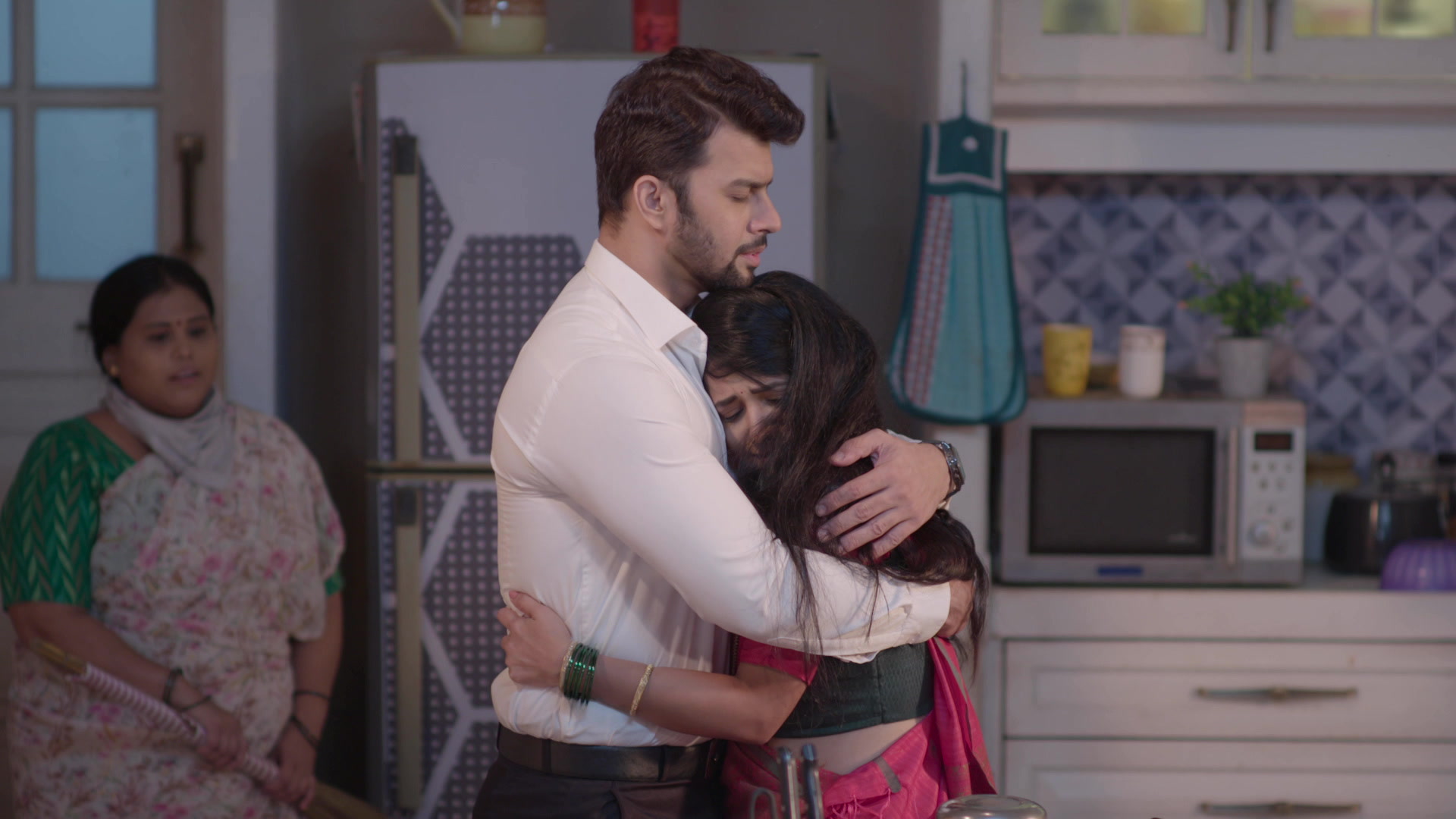 Sayali Embraces Arjun