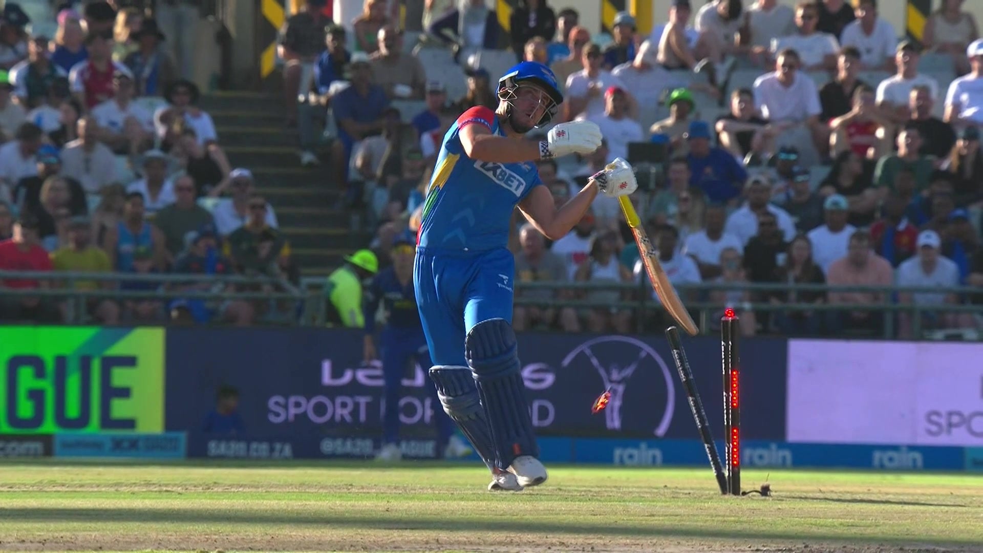Stoinis Gets Hit-Wicket!