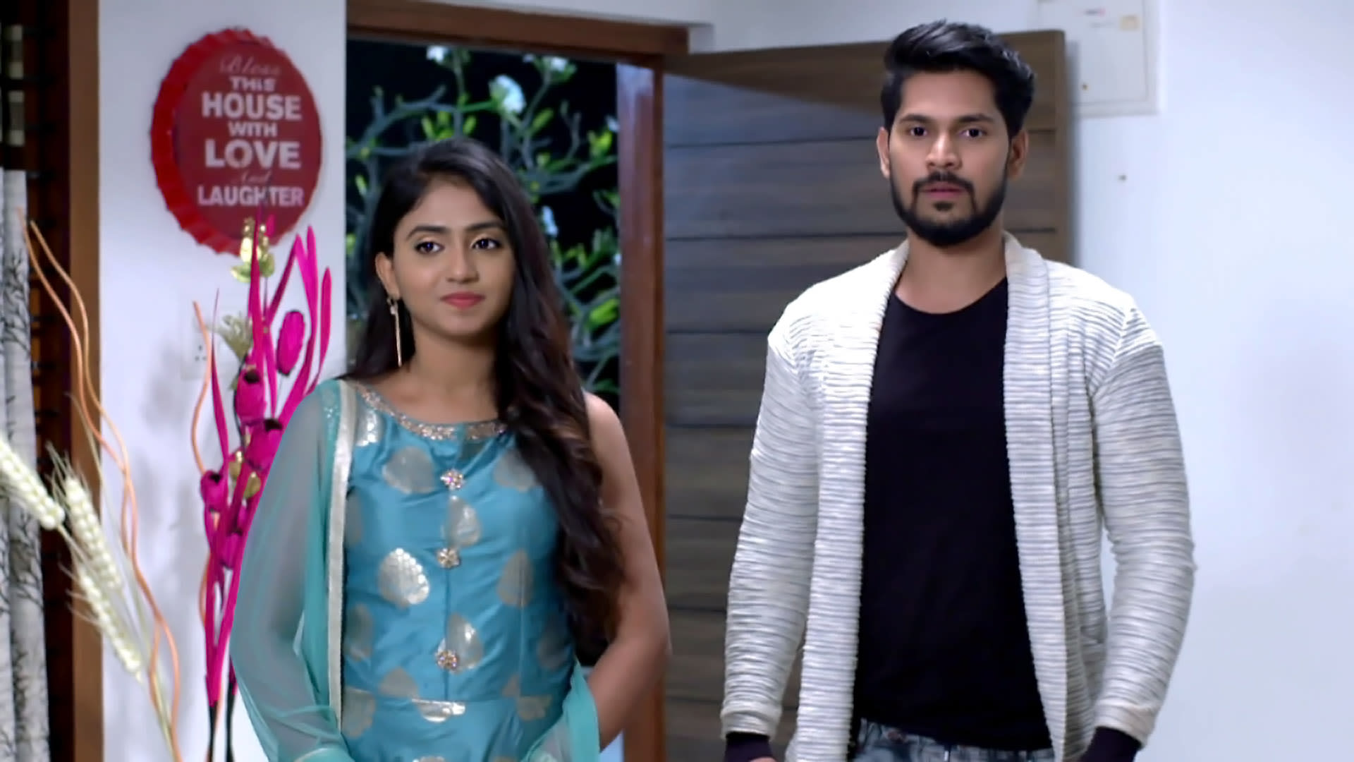 Watch Varun Covers up For Avani Online
