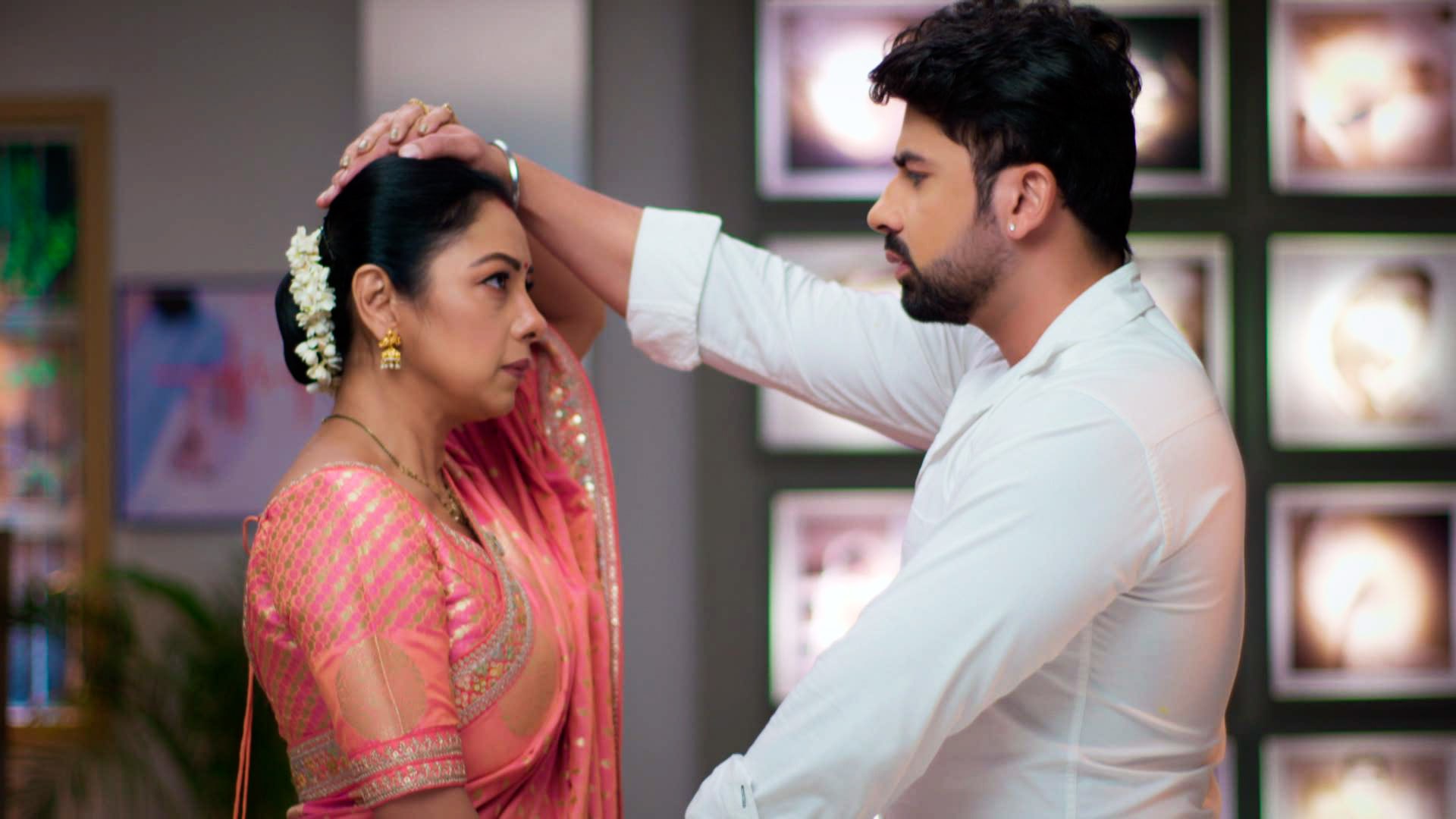 Anupama Suspects Rakhi, Paritosh