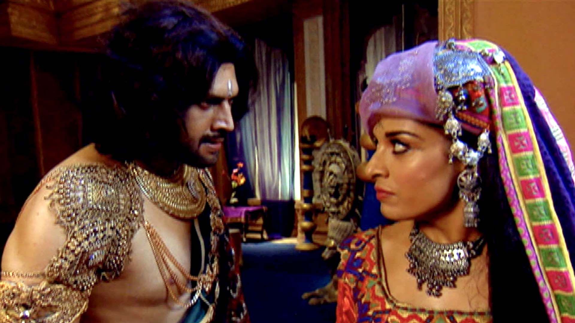 Keechaka Ill-treats Draupadi!