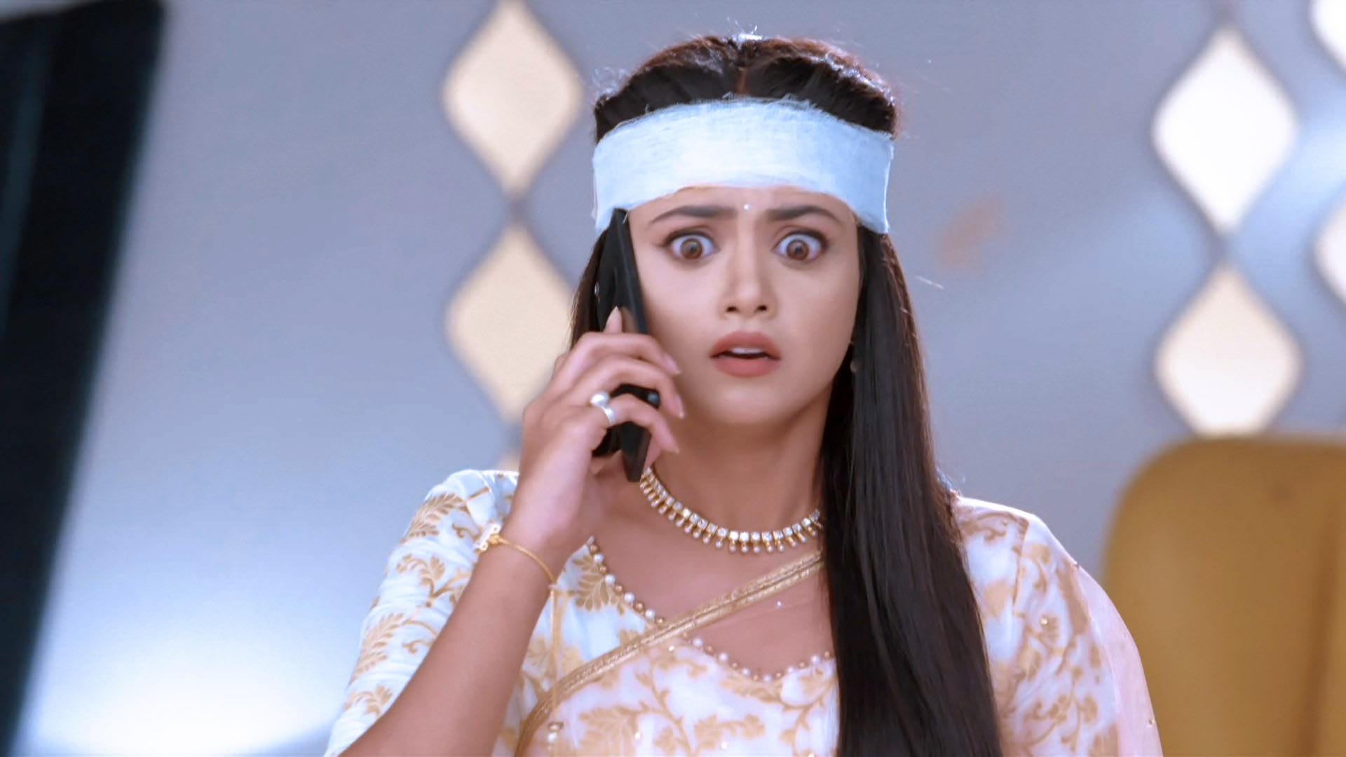Watch Falguni in a Tough Situation Online