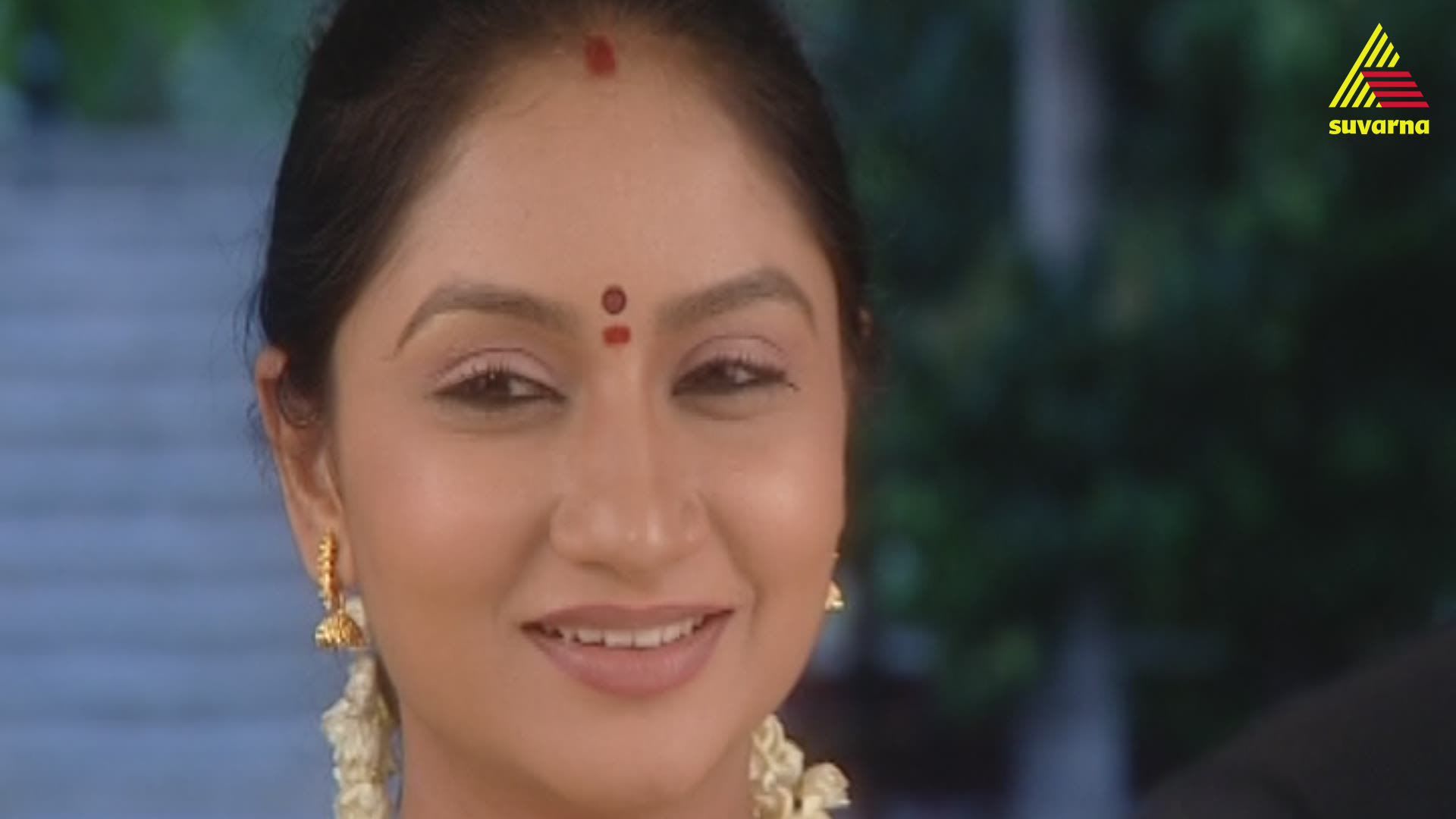 Watch Amrutha eagerly waits for Vijay Online