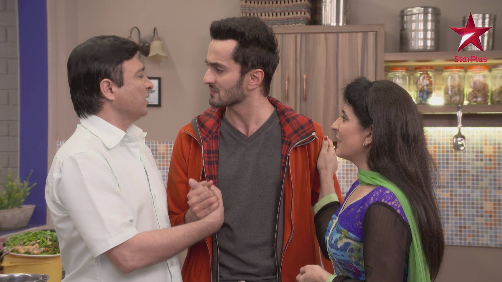 Raj apologises to Amrik and Rosy