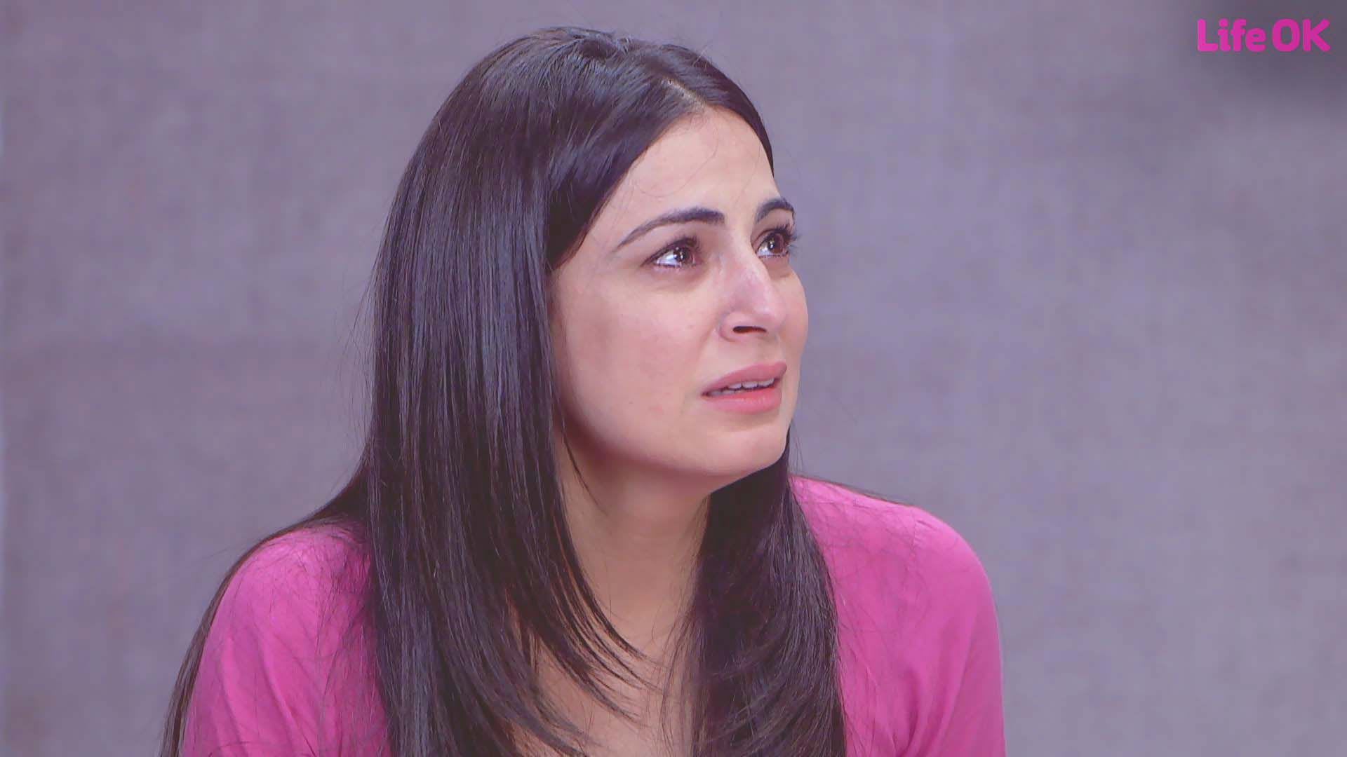 watch-aarti-is-accused-of-stealing-online
