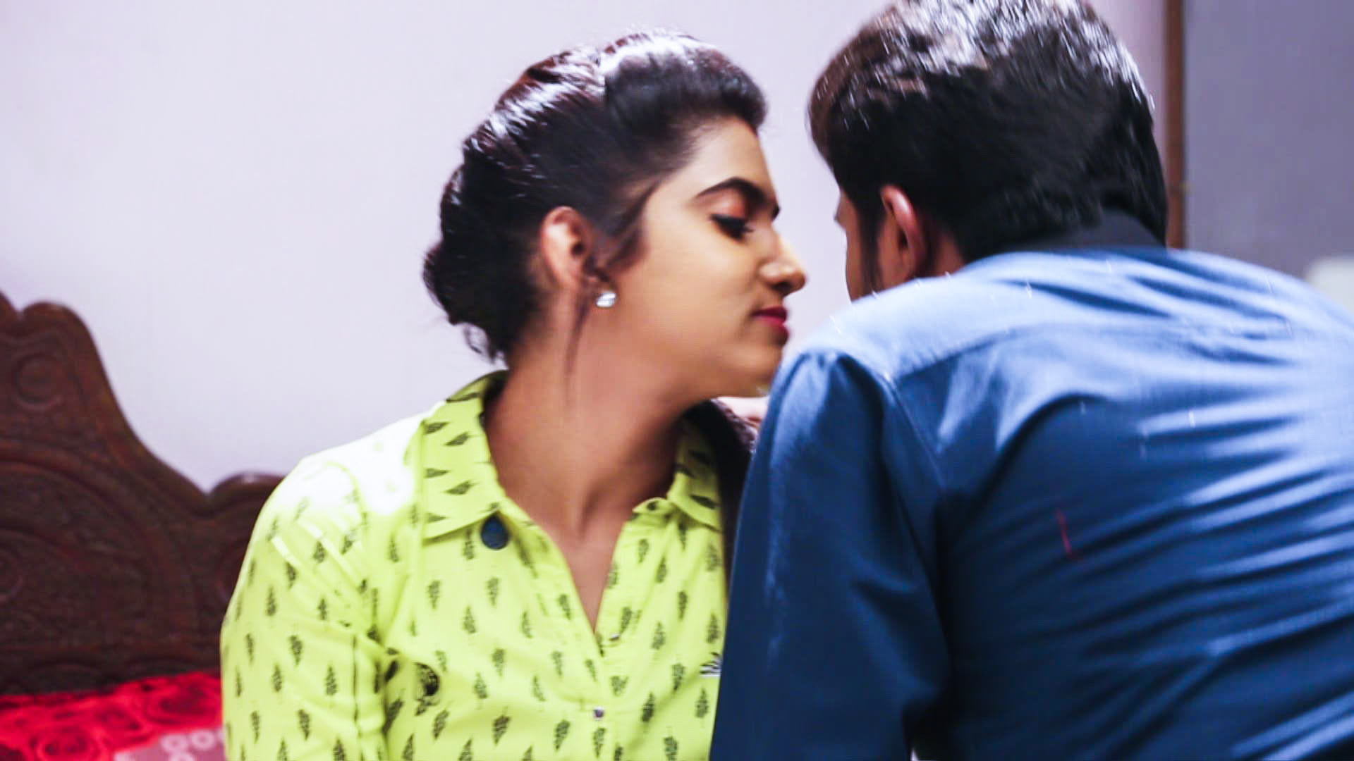 Jr. Sakthi Kisses Prabhakaran?