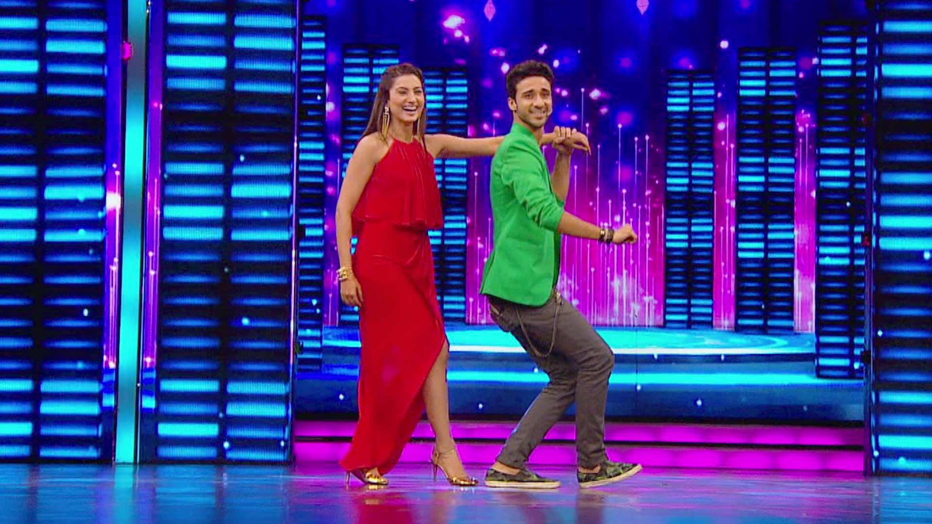 Gauhar boosts the contestants
