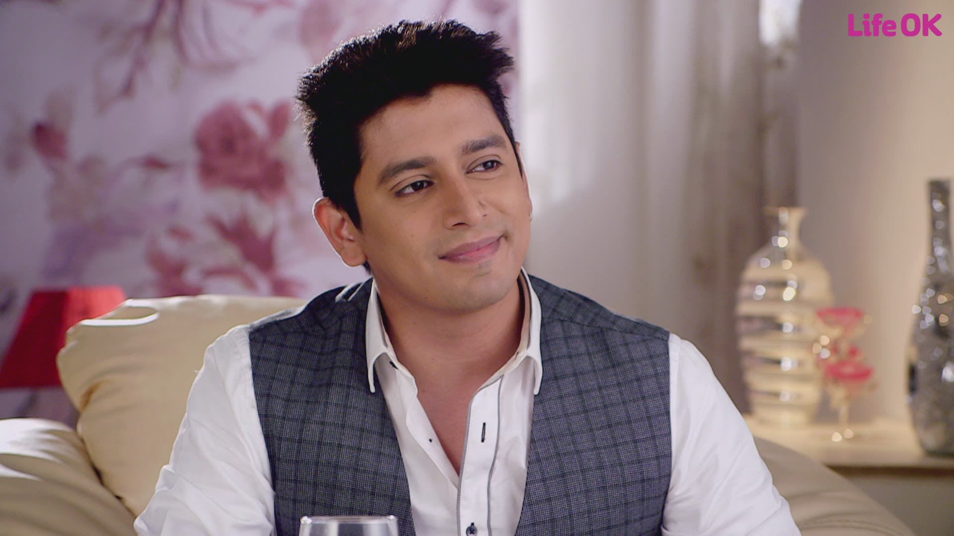 Watch Mere Rang Mein Rangne Waali S6 Episode 4 on JioHotstar